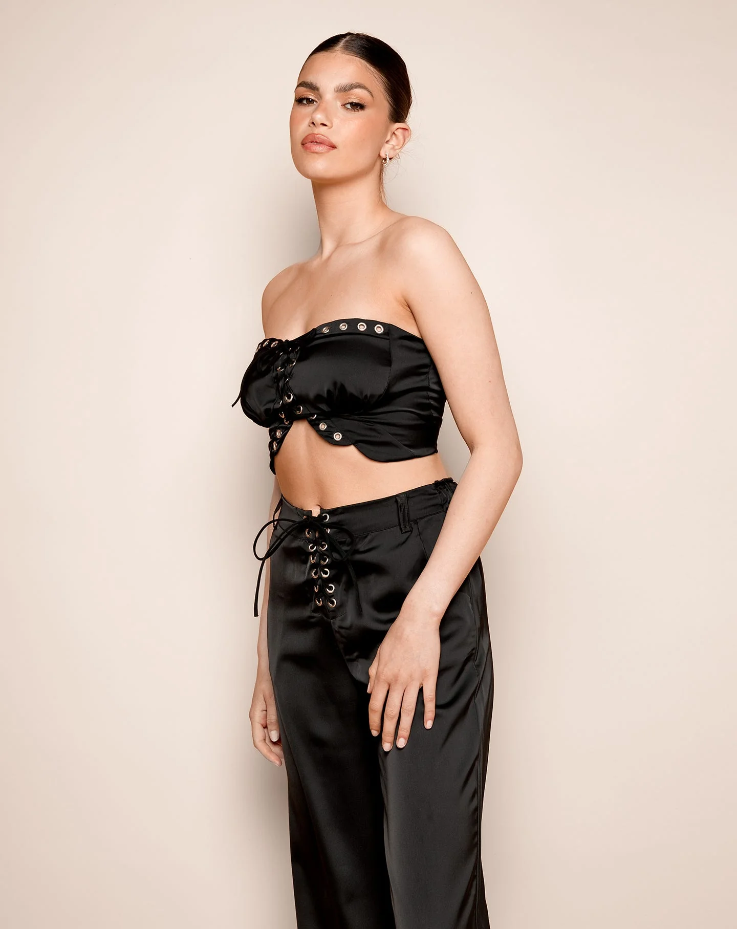 LACE UP SATIN CROP TOP ZWART - Image 3