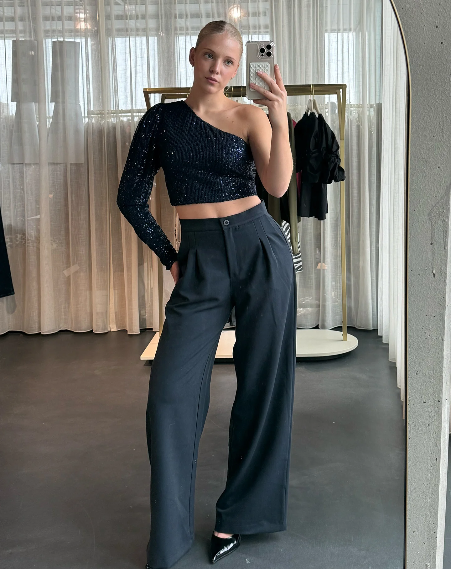 SEQUINS ONE SHOULDER TOP MARINEBLAUW - Image 3