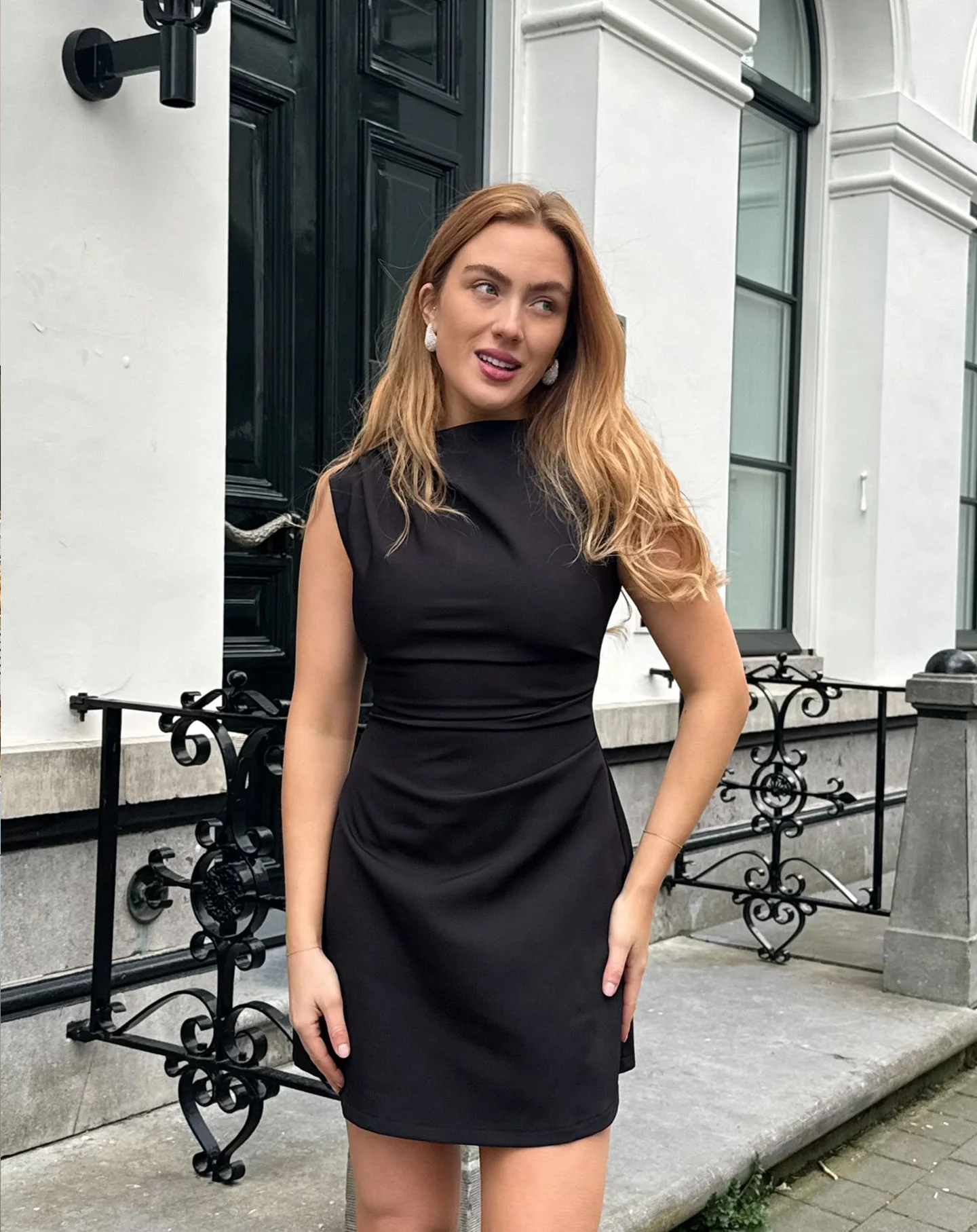 SOFIA RUCHED DRESS ZWART - Image 3